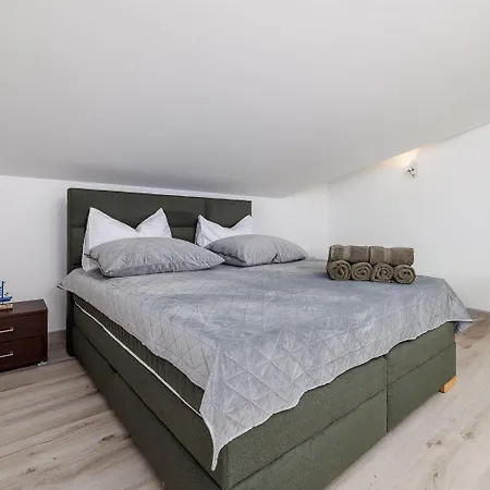 Apartment Helles Mit Atemberaubenden Meerblick Bis Zur Insel Krk