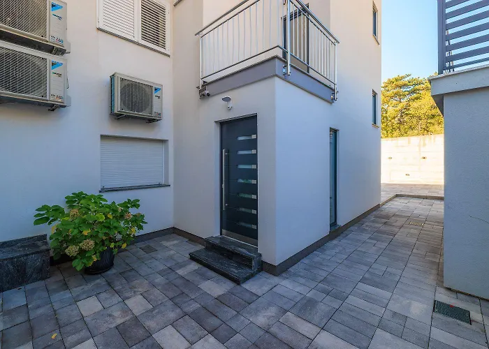 Helles Mit Atemberaubenden Meerblick Bis Zur Insel Krk Crikvenica